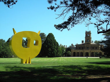 John Kelly:  Yellow peril (square eyes) , painted mild steel, 483 x 435 x 120 cm; courtesy the artist